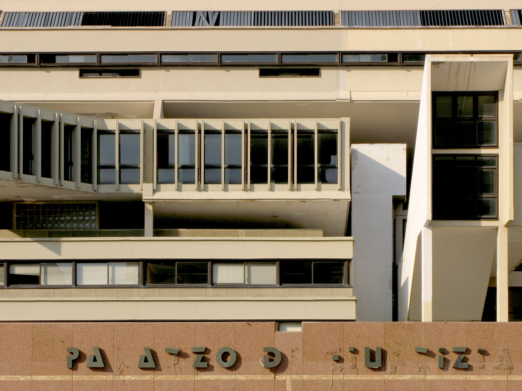 justizpalast palazzo di giustizia neapel